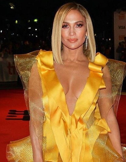 Дженнифер Лопес примерила экстремально глубокое декольте вслед за Натали Портман