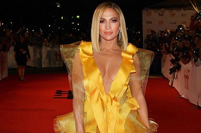 Дженнифер Лопес примерила экстремально глубокое декольте вслед за Натали Портман