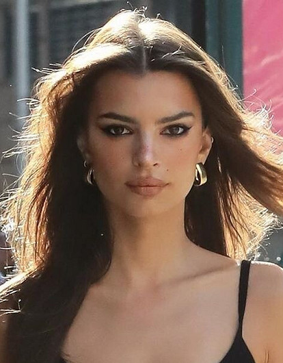 Эмили Ратаковски продемонстрировала аппетитные формы в купальнике с декольте до талии