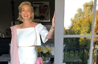 61-летняя Шэрон Стоун похвасталась стройной фигурой в голубом бикини (как она это делает?)