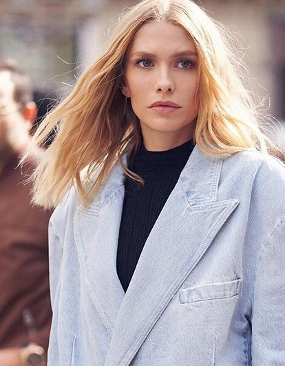 Елена Перминова устроила горячую фотосессию на лестнице в гостинице