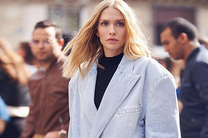 Елена Перминова устроила горячую фотосессию на лестнице в гостинице