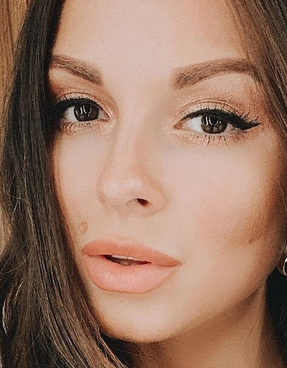 «Лето в душе»: Нюша покрасовалась в коротких шортах и неоновом купальнике на балконе