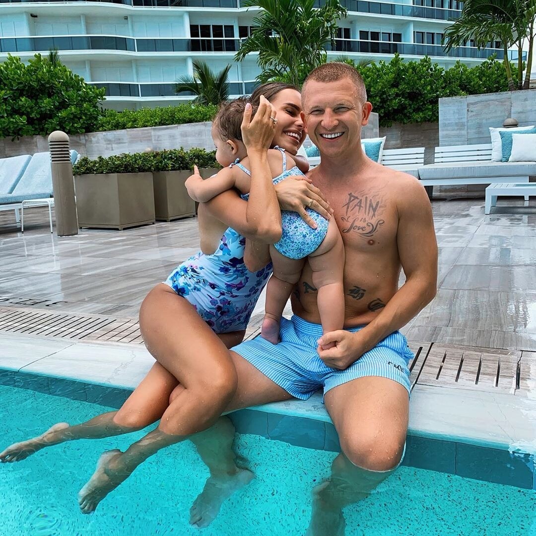 Спустя год, певица Ханна рассекретила имя дочери