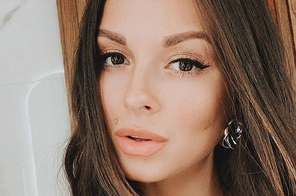 «Лето в душе»: Нюша покрасовалась в коротких шортах и неоновом купальнике на балконе