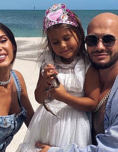 Джиган подарил малолетней дочери питона (видео)