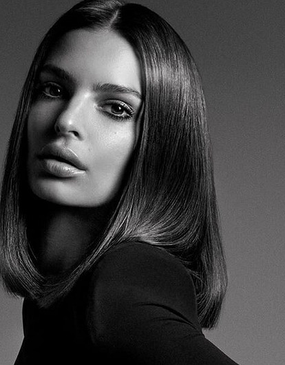 Эмили Ратаковски соблазнительно станцевала в машине (видео)