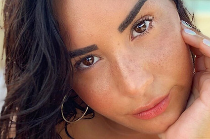 Деми Ловато показала свой целлюлит и восхитила Алиссу Милано