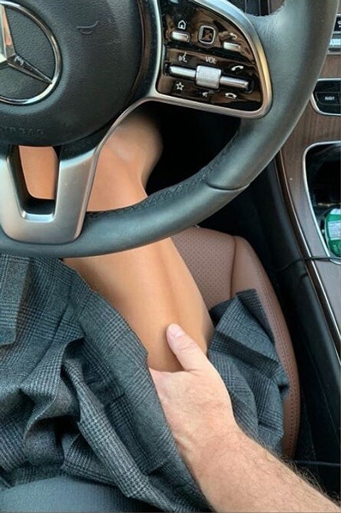 В этот раз Эрвин опубликовала провокационное фото, сделанное в машине. Супруга Цекало запечатлела момент, когда он залез рукой к ней под юбку. При этом продюсер был на пассажирском сидень...
