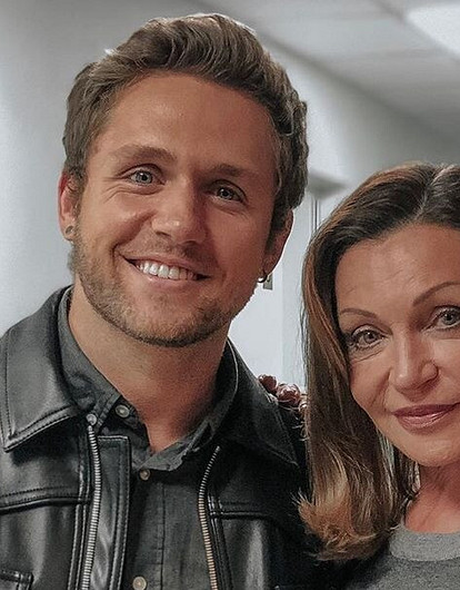 Влад Соколовский забрал маму из клиники после пластической операции (видео)