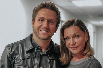 Влад Соколовский забрал маму из клиники после пластической операции (видео)