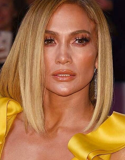 «Гринписовцы» затравили Дженнифер Лопес на красной ковровой дорожке (видео)