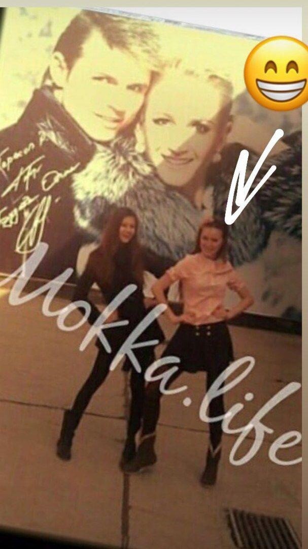 Вот то самое фото, о котором говорила Бузова. На нем еще совсем юная Костенко и ее подруга позирует на фоне плаката Ольги и Дмитрия. При этом модель уверяла, что не знала о том, кто такой...
