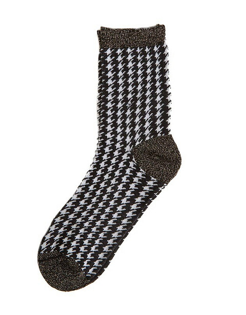 Для тех, кто хочет собрать total-look в гусиную лапку, мы нашли носки с этим принтом у марки Uterque.