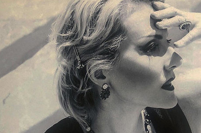 Рената Литвинова в обтягивающем платье спровоцировала слухи о беременности