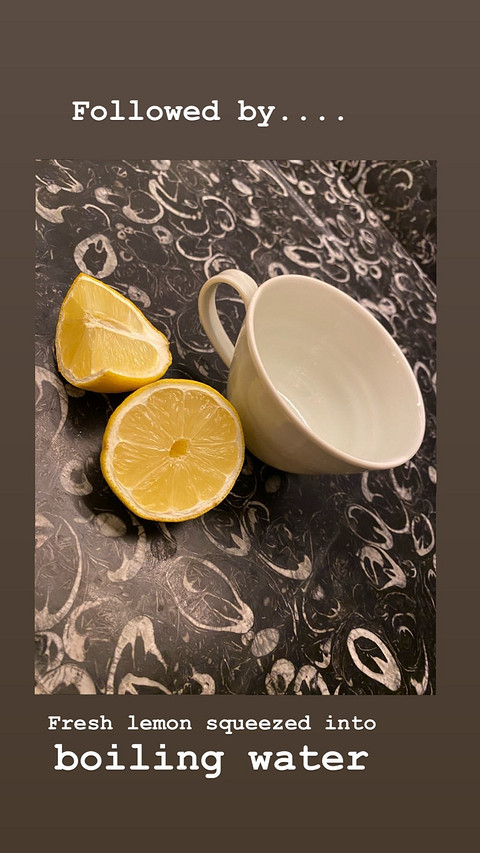 После Виктория выпивает чашку теплой воды с лимонным соком. Не секрет, что этот «коктейль» запускает пищеварение и помогает очистить организм от токсинов.