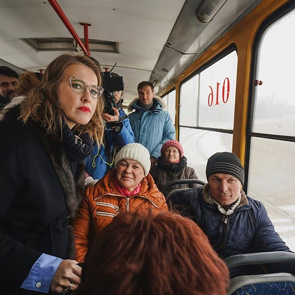 Поближе к народу: российские знаменитости, которые ездят на метро