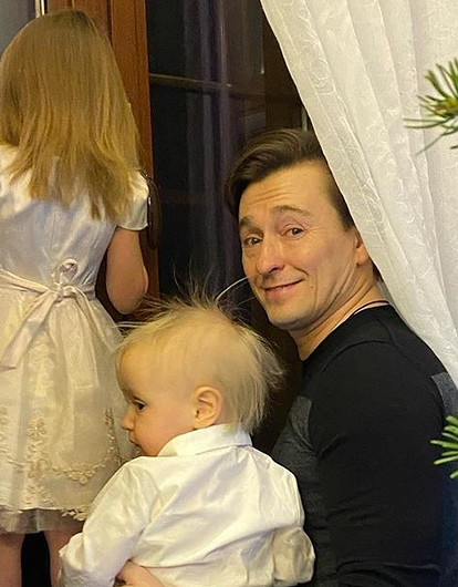 «Театр — это семья»: Сергей Безруков прогулялся за кулисами с годовалым сыном (милое видео)