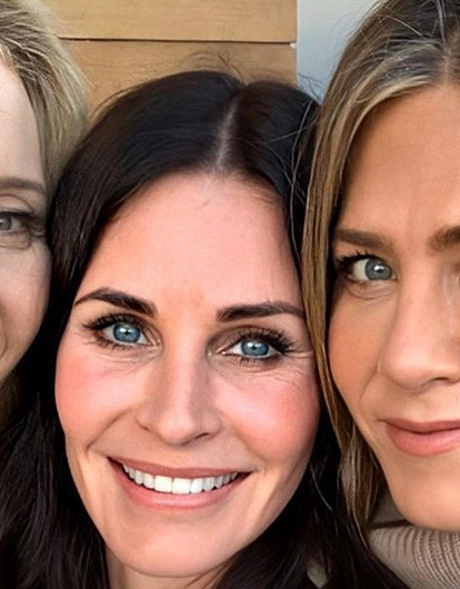 «Девушки напротив»: Дженнифер Энистон, Кортни Кокс и Лиза Кудроу передали привет фанатам