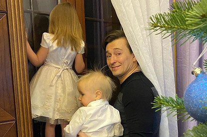 «Театр — это семья»: Сергей Безруков прогулялся за кулисами с годовалым сыном (милое видео)