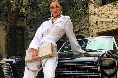 Как известные модели носят белые кроссовки в повседневной жизни (стоит поучиться)