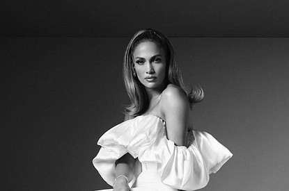 Дженнифер Лопес снялась в новой откровенной фотосессии для Versace