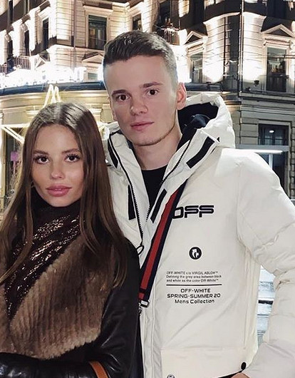 Младший сын Валерии поразвлекался с новой девушкой в бассейне (горячее видео)