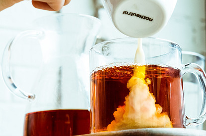 Почему полезно пить чай с молоком