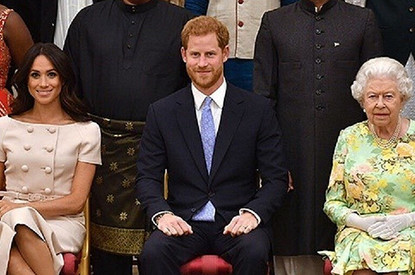 Меган Маркл запретили общаться с Елизаветой II во время семейного совета (боятся, что проболтается)