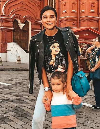 Четырехлетняя дочь Ксении Бородиной побрила бровь (видео)