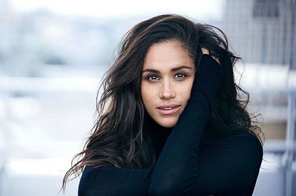 После отречения от королевских регалий Меган Маркл впервые подловили на прогулке в Канаде (видео)