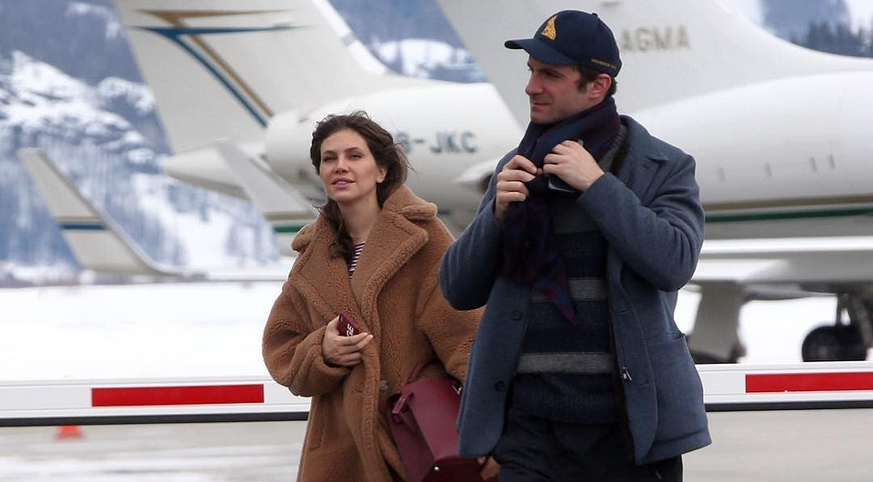 Дашу Жукову с мужем-миллиардером встретили в аэропорту на коллекционном авто за 100 тысяч евро