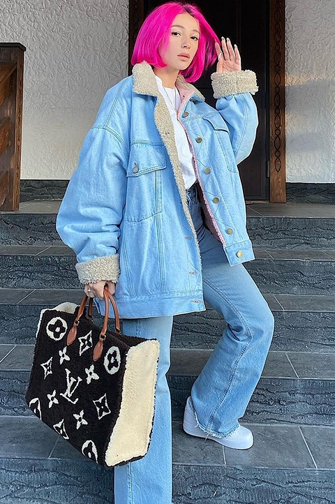 Блогер Настя Ивлеева отдала предпочтение оверсайзу и надела широкие джинсы, объемную джинсовую куртку, базовую футболку и кроссовки на платформе. Этот, на первый взгляд простой и&nbs...