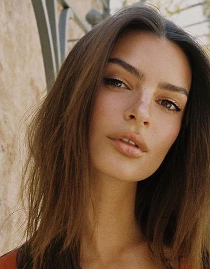 Эмили Ратаковски показала фигуру в мини-бикини в горошек