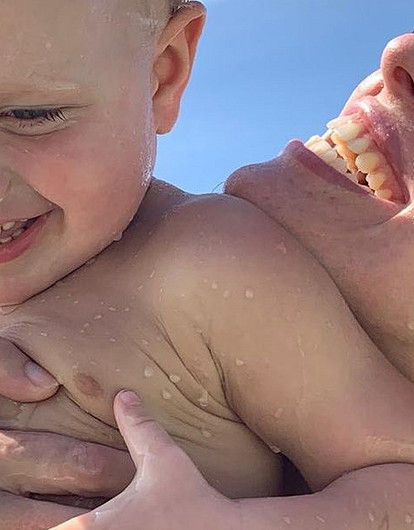 «Маленькие гаденыши»: Ксения Собчак призналась, что полюбила чужих детей после рождения сына (видео)