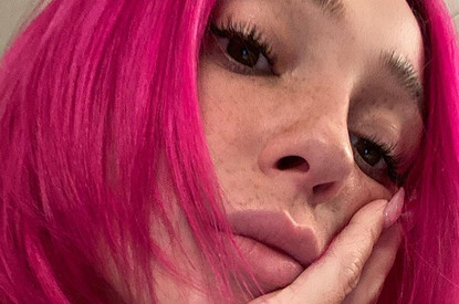 «Модель человека»: Настя Ивлеева показала шикарные ноги в новой фотосессии (и сменила цвет волос)