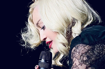 Мадонна не смогла подняться по лестнице без трости (видео)