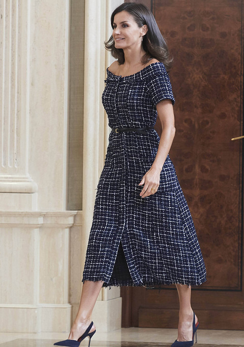 Королева Испании Летиция также активно поддерживает отечественный бренд одежды Zara. Даже на на официальные мероприятия Летиция спокойно надевает платья демократичной марки, что можно пос...