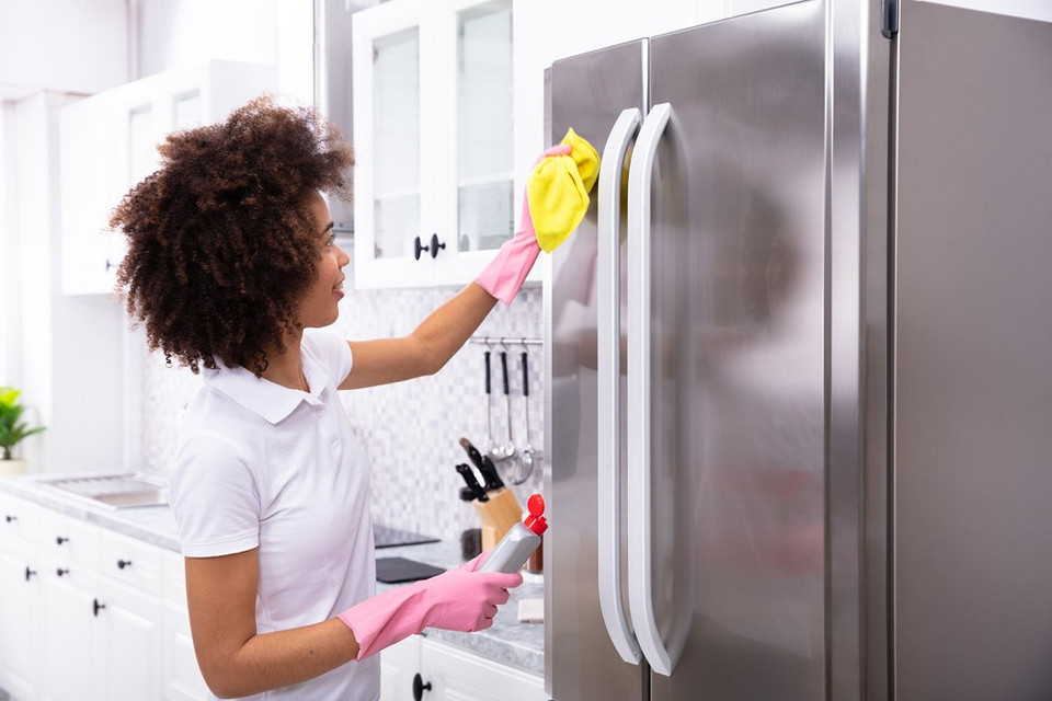 С линолеума, зеркала и холодильника: чем отмыть следы от скотча с разных поверхностей