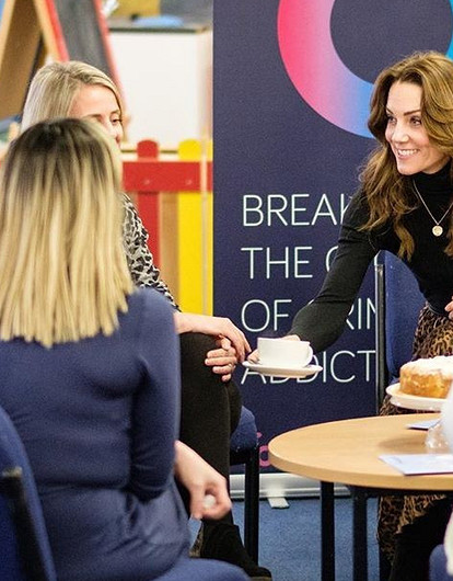 Кейт Миддлтон устроила чаепитие в женской тюрьме (видео)