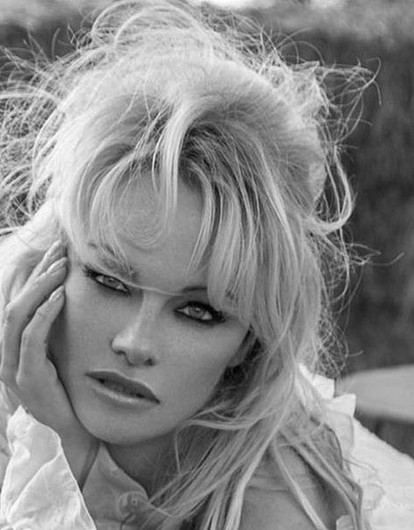 «Мне трудно доверять людям»: Памела Андерсон рассказала о пережитом групповом изнасиловании