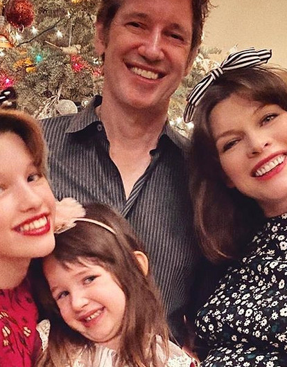 «Чувство стиля исчезает»: Милла Йовович поменяла прическу за 10 дней до родов