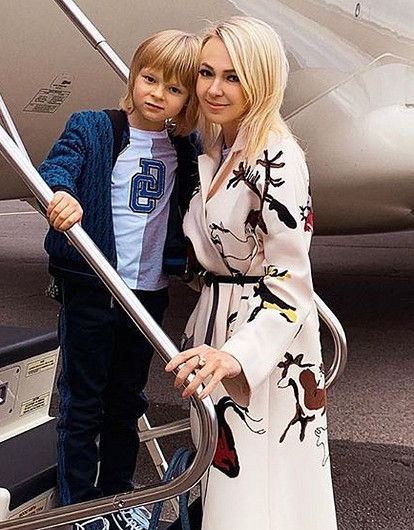 Яна Рудковская попыталась защитить мужа и сына от коронавируса в Японии