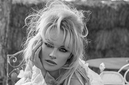 «Мне трудно доверять людям»: Памела Андерсон рассказала о пережитом групповом изнасиловании