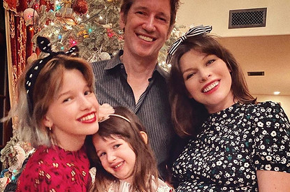 «Чувство стиля исчезает»: Милла Йовович поменяла прическу за 10 дней до родов