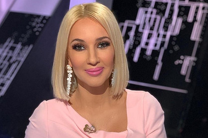 Лера Кудрявцева наклеила накладные ресницы на лоб (честное видео)