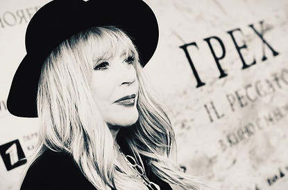 «Опасна я»: красная помада зарядила Аллу Пугачеву игривым настроением