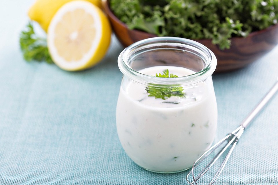 Полезные заправки для салата из йогурта: 7 лучших рецептов на каждый день