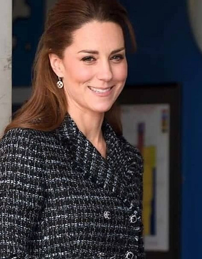 Кейт Миддлтон в короткой юбке оконфузилась во время визита в больницу (во всем виноват ветер)