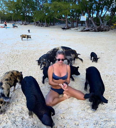 Само собой, блондинка не смогла не заглянуть на знаменитый «пиг-бич» — островной пляж, буквально оккупированный свиньями.
